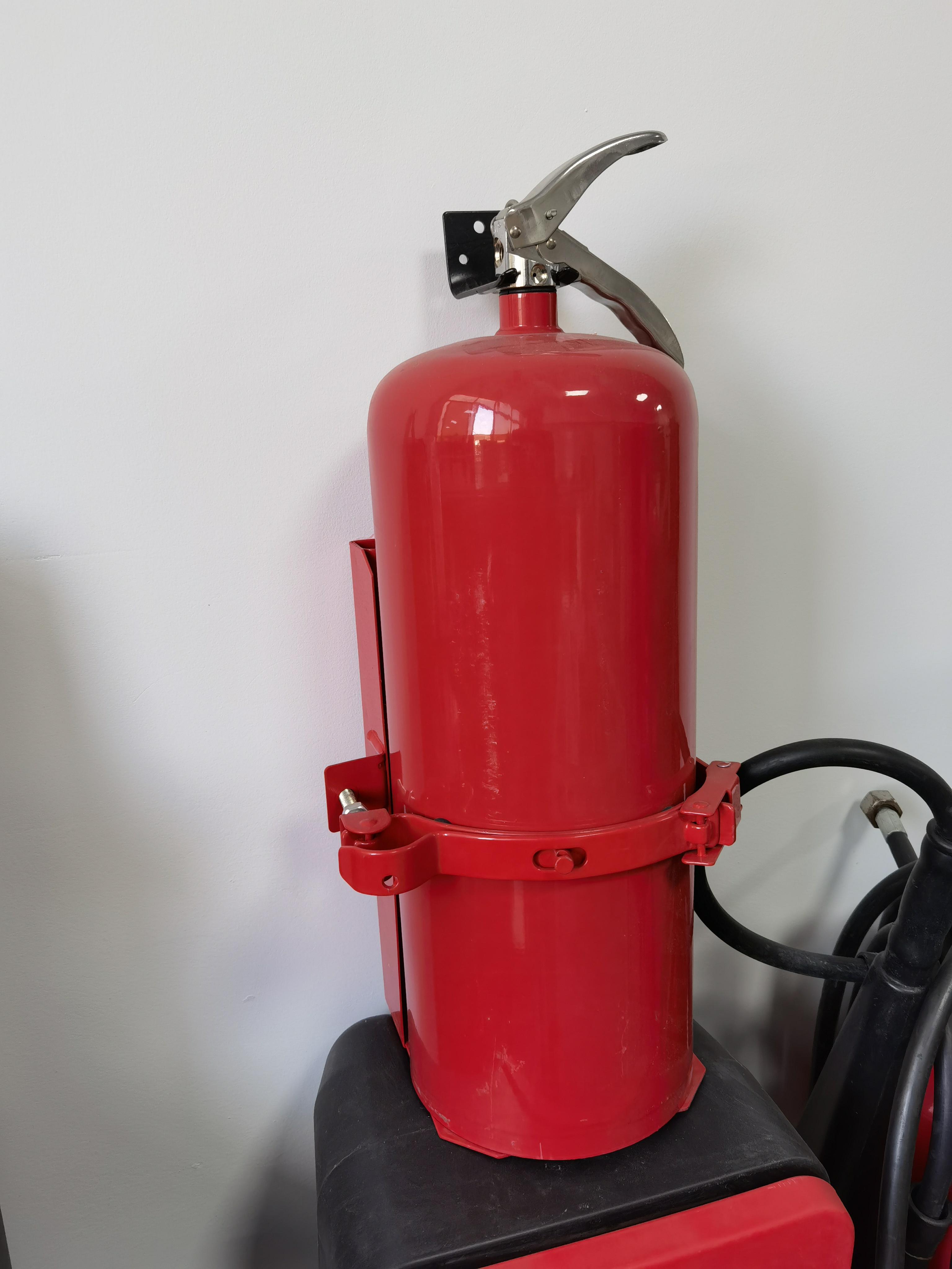 Dry Powder Fire Extinguisher for Wood With Pressure Gauge